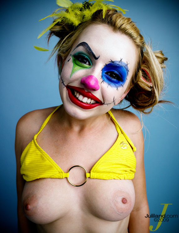 Sexy Clown On Roller Skates - I No Longer Hate Clowns | eFukt.com